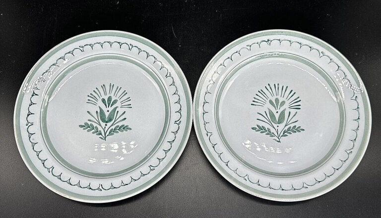 Read more about the article 2 Set Vintage Arabia of Finland Green Thistle Salad Plates 7.75″ EUC