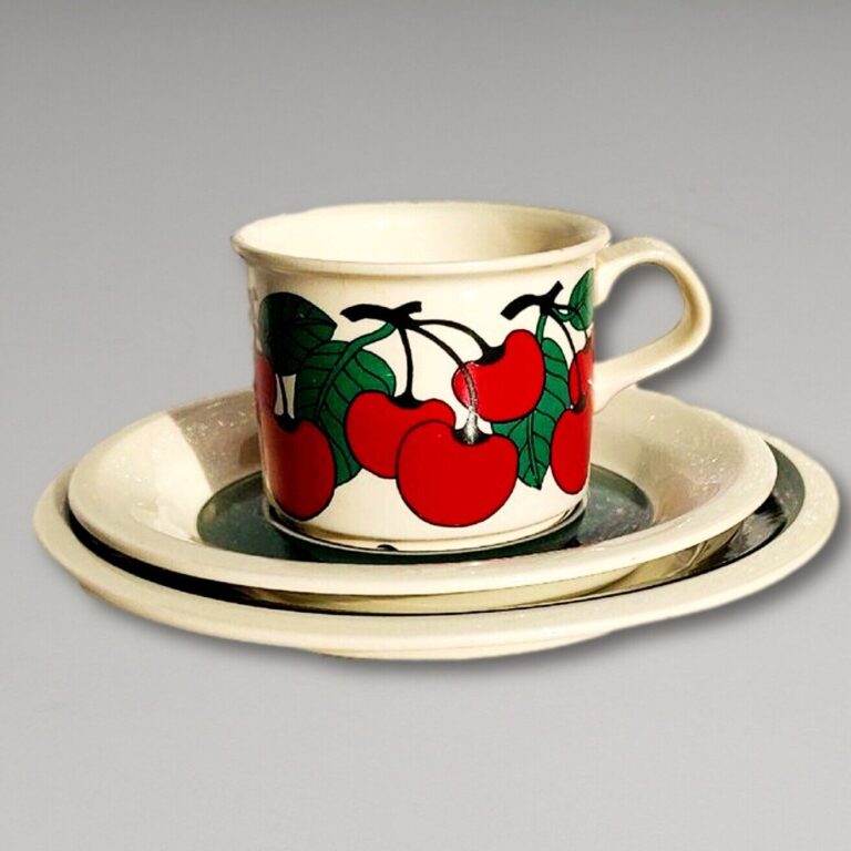 Read more about the article Arabia Finland Kirsikka Cherry TEA COFFEE CUPS Plate Saucer free shipping