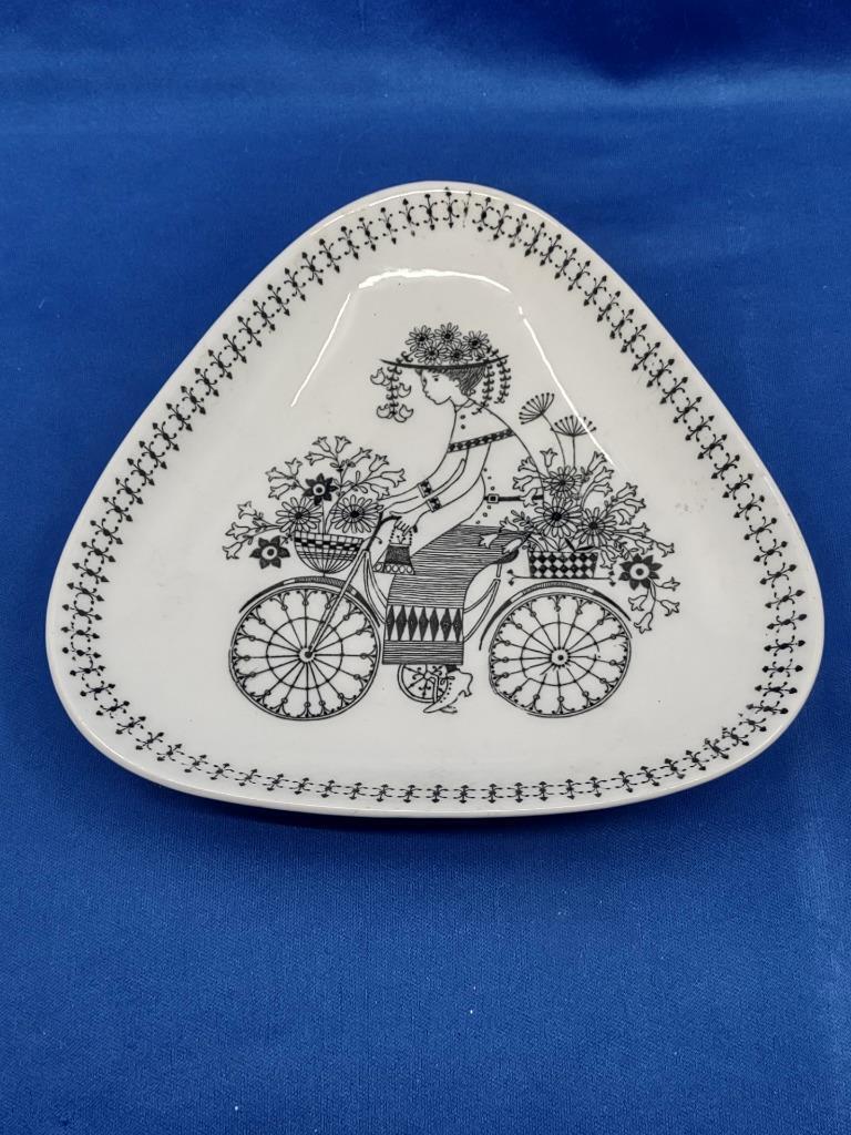 Read more about the article Vtg Arabia Finland Emilia Triangular Trinket Dish By Raija Uosikkinen Woman Bike