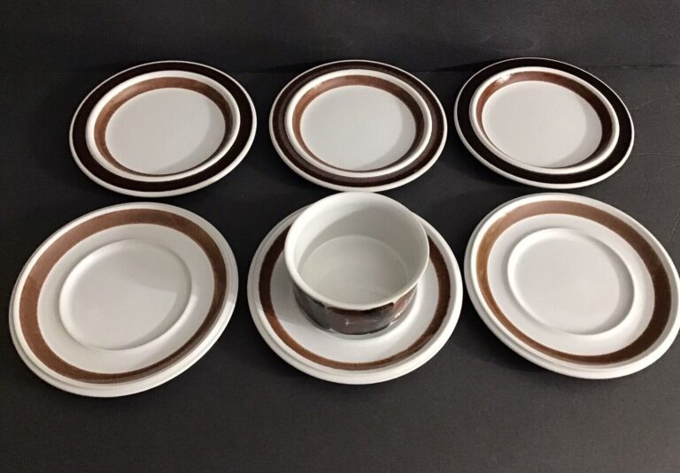 Read more about the article VINTAGE ARABIA ROSMARIN BROWN 3 BREAD and BUTTER PLATES – 3 SAUCERS and SUGAR