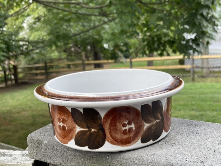 Read more about the article Vintage Arabia Finland Rosmarin Brown Floral Round Serving Bowl 7 3/8″ Tiny Nick