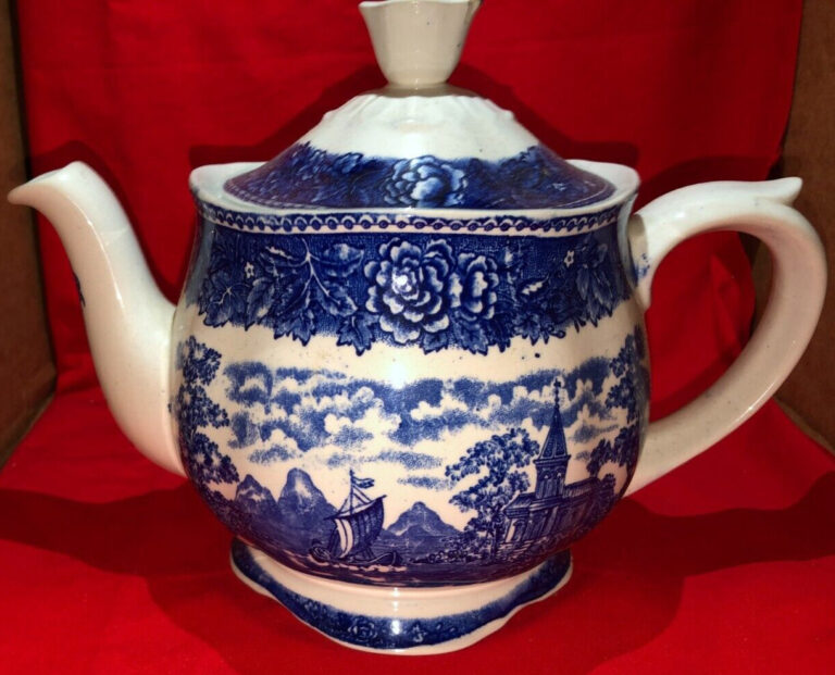 Read more about the article teapot Arabia Finland~Sininen Maisema~Blue Landscape~Demitasse tea pot