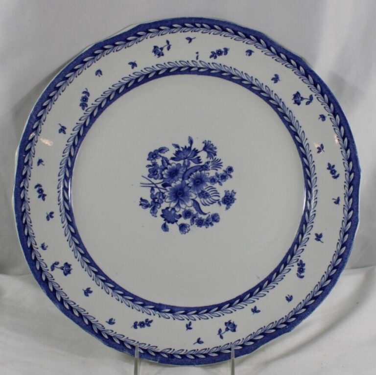 Read more about the article Finland of Arabia Chop Plate 14″ Blue Finn Flowers