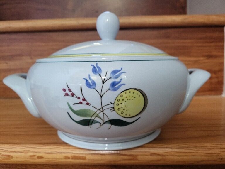 Read more about the article Arabia Finland  “WINDFLOWER” Hand Painted Serving Bowl w/ Handles (*Lid cracked)