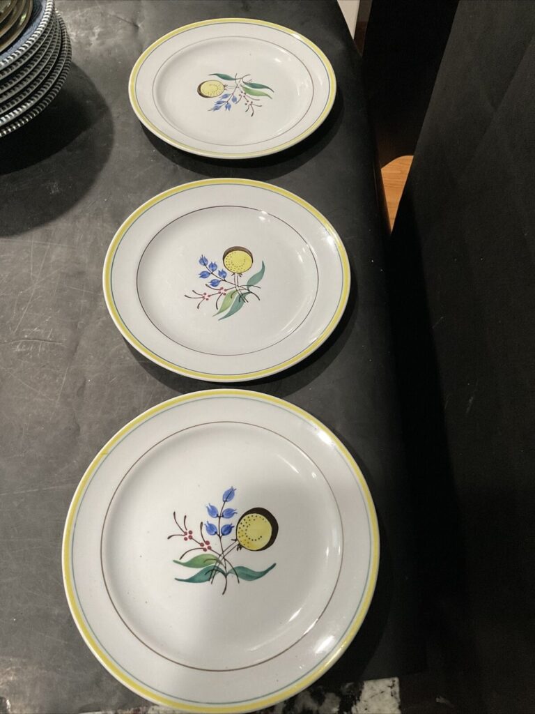 Read more about the article arabia finland windflower set of 3 salad plates