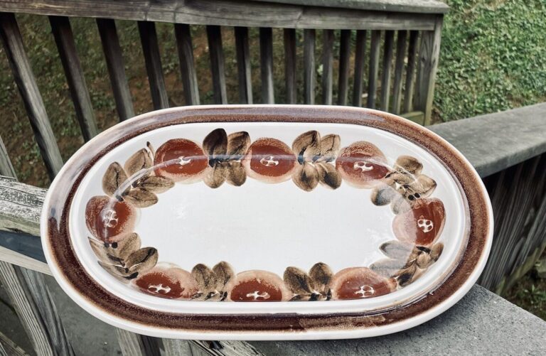 Read more about the article Vintage Arabia Finland Rosmarin Brown Floral Oval Serving Platter 14″