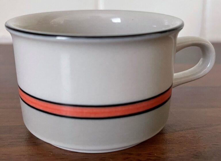 Read more about the article Arabia Aslak Coffee Cup Finland Porcelain MINI Tea Cup RARE Inkeri Leivo