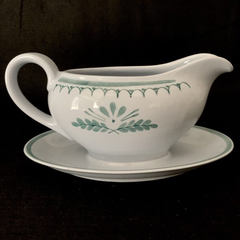 Read more about the article Vintage Arabia Finland Green Thistle Footed Gravy Sauce Boat EUC 1955-1970