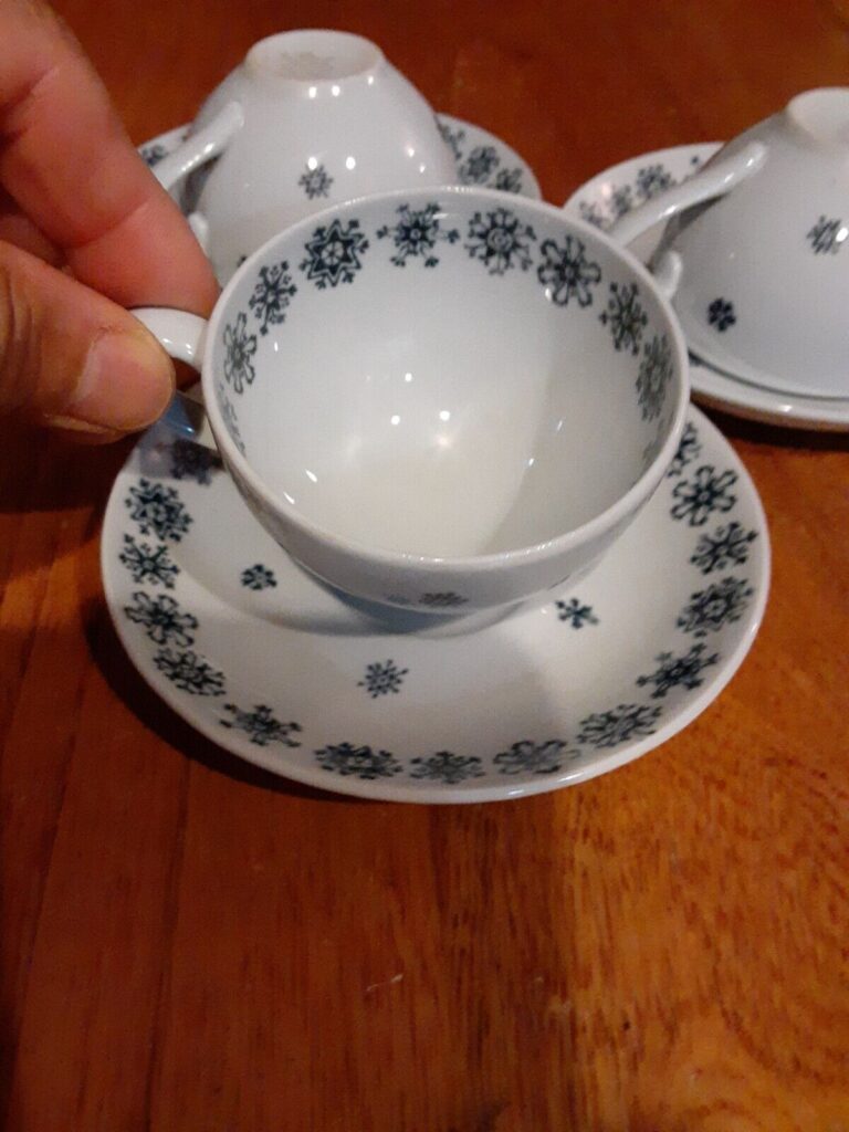 Read more about the article 3 Sets( 6Pcs) Arabia Finland Snowflake Demitasse Cupand Saucers 2 5/8″ D