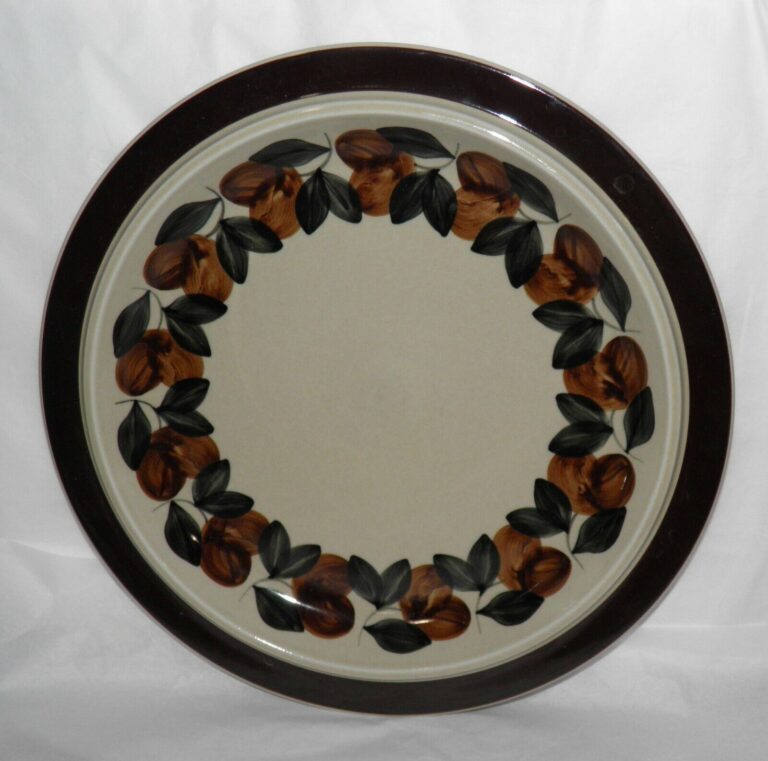 Read more about the article Vintage ARABIA of Finland RUIJA Troubadour 13″ CHOP PLATE Round Serving Platter