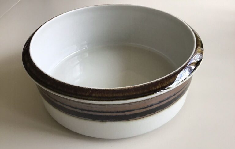 Read more about the article Arabia Finland Vintage Karelia Casserole/Serving Dish. FREE SHIPPING