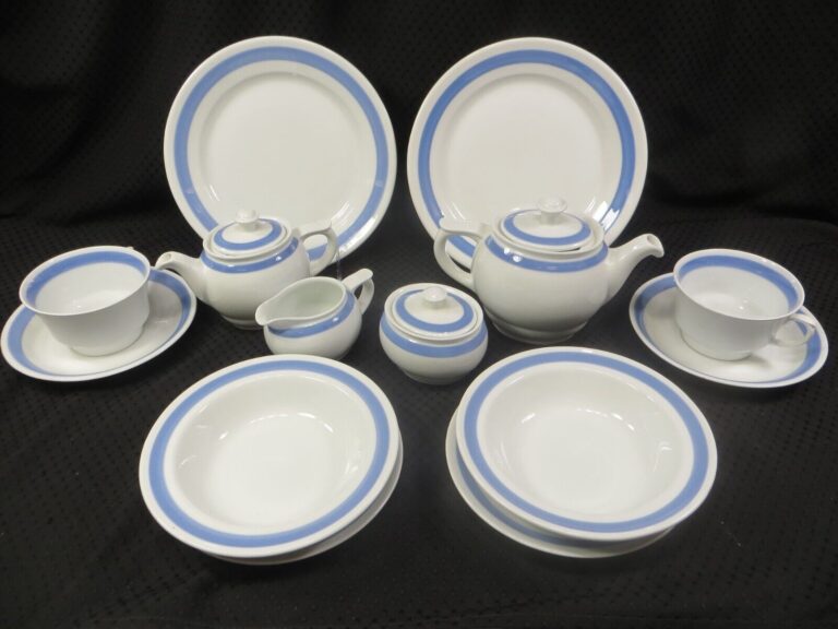 Read more about the article Fantastic ARABIA of FINLAND Blue Ribbons 14 Piece Breakfast Luncheon Set For 2