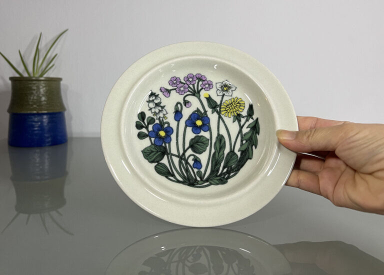 Read more about the article Arabia Flora Dessert Plate by Esteri Tomula