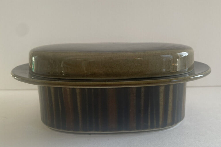 Read more about the article VINTAGE MID CENTURY MODERN ARABIA KOSMOS OVAL COVERED BUTTER DISH WITH LID