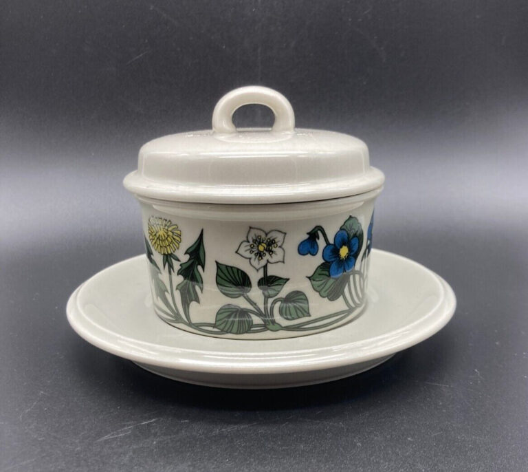 Read more about the article Vintage Arabia of Finland FLORA Covered Ramekin w/ Underplate ~ Esteri Tomula