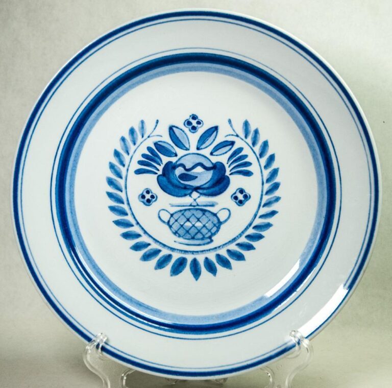 Read more about the article 2 Arabia of Finland Blue Rose 9-1/4″ Lunch Plates Blue Handpainted