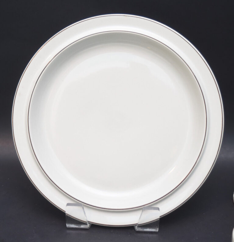 Read more about the article VINTAGE ARABIA FINLAND FENNICA 13-1/8″ RIMMED CHOP PLATE PLATTER #1