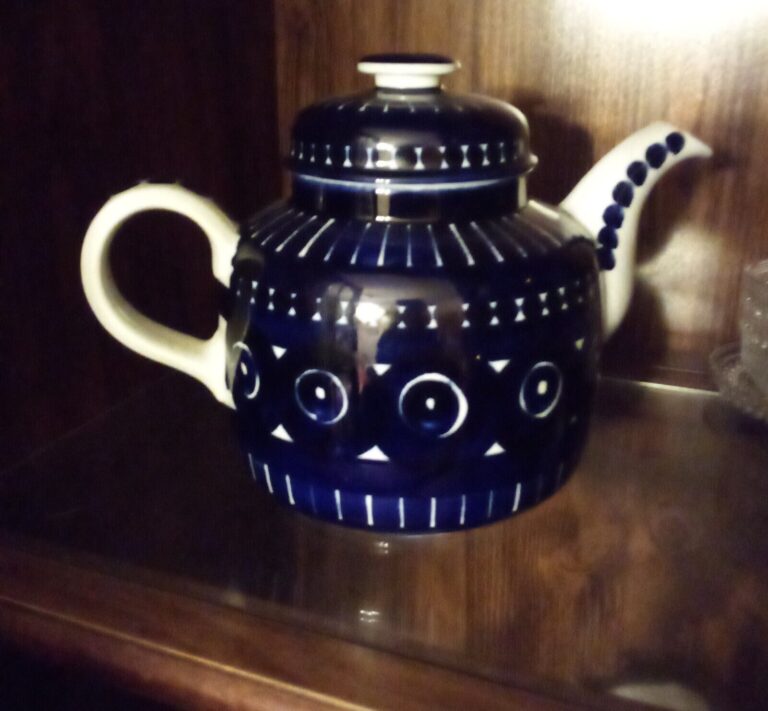 Read more about the article ARABIA FINLAND VINTAGE Valencia Ulla Procope Blue Teapot EX+