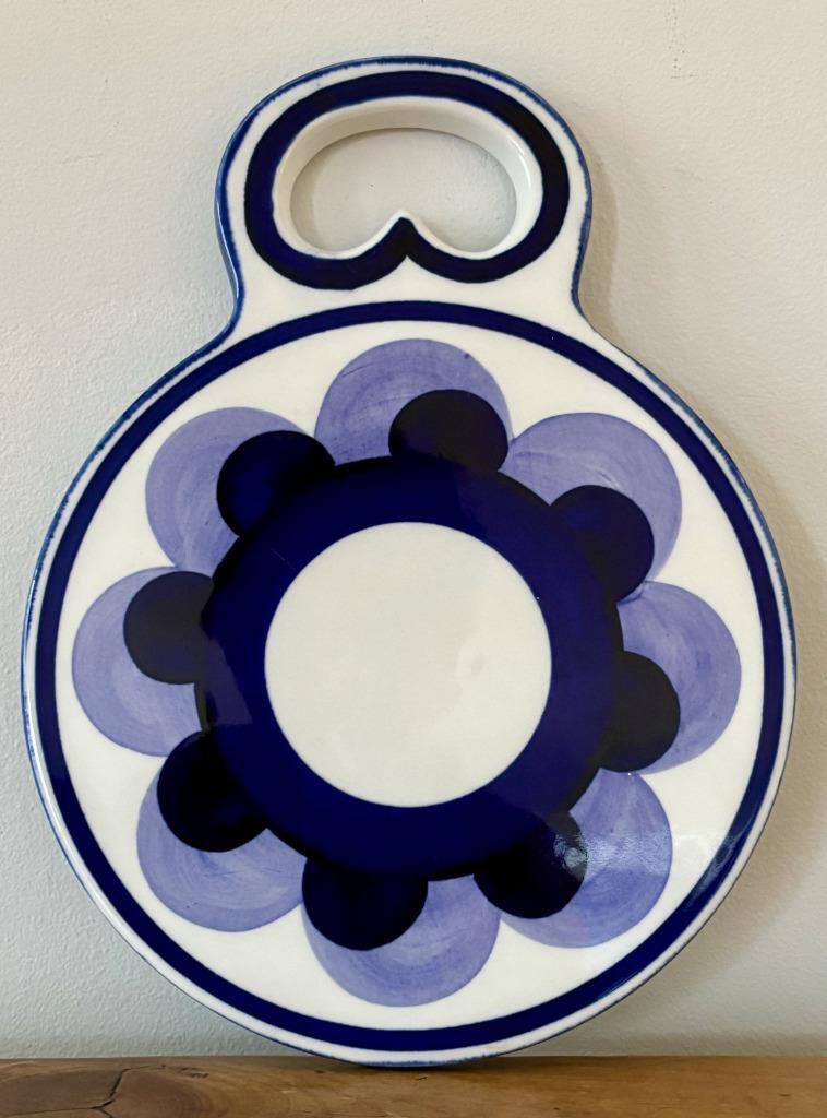 Read more about the article Arabia Finland Paju Blue Cheese Board Trivet Jaatinen-Winquist 1969 VG Cond