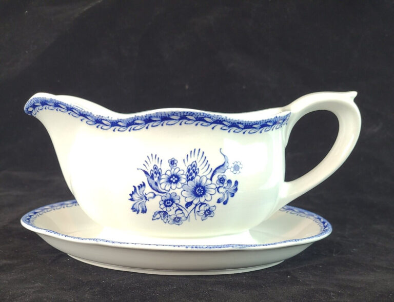 Read more about the article VTG ARABIA Finland Blue Finn Flower Gravy Boat With Attached  Plate  8 1/4″ Long