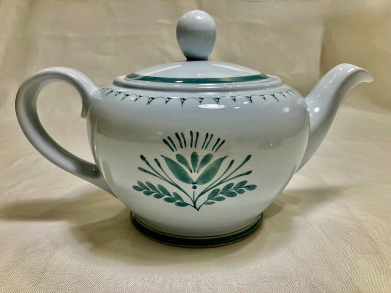 Read more about the article Teapot and Lid Green Thistle Green Thistle by ARABIA OF FINLAND