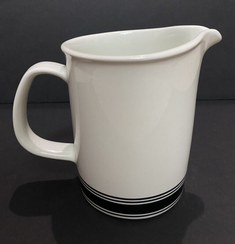 Read more about the article Arabia of Finland Faenza Black 36 oz Pitcher 6″