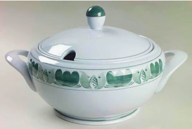 Read more about the article Arabia of Finland Green Laurel Covered Vegtable Bowl
