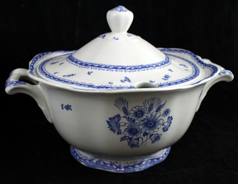 Read more about the article Arabia Finn Flower Blue Tureen with Square Finial Lid