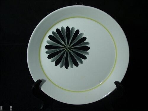 Read more about the article Rare Lea Arabia Finland Vintage Modern Plate Black Flower Yellow Ring