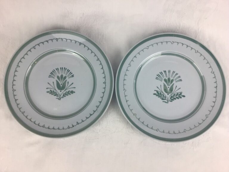 Read more about the article Arabia Finland GREEN THISTLE Lot of 2 Dinner Plates 10.25” Hand Painted VGUC