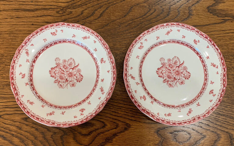 Read more about the article Set Of 2 ARABIA Finland Porcelain FINN FLOWERS RED Bread Plates