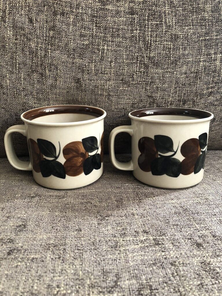 Read more about the article ARABIA FINLAND RUIJA TROUBADOUR  MUGS CUPS SET OF 2 – RARE 3 3/8″ HIGH D HANDLE