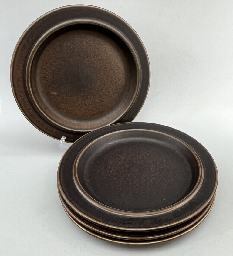 Read more about the article Vtg Arabia Finland Ruska Set of 4 Dinner Plates 10″ Ulla Procope Brown Stoneware