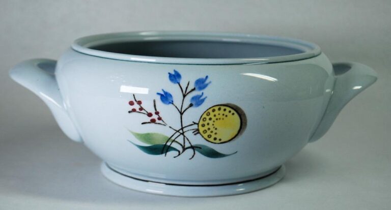 Read more about the article Arabia of Finland Windflower 2-Handled Tureen Serving Bowl No Lid Handpainted