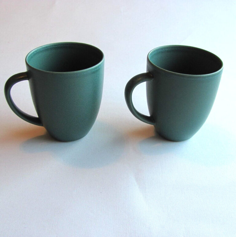 Read more about the article Vintage Arabia Finland 24h Green Coffee/ Tea Mugs Set of Two  Heikki Orvola