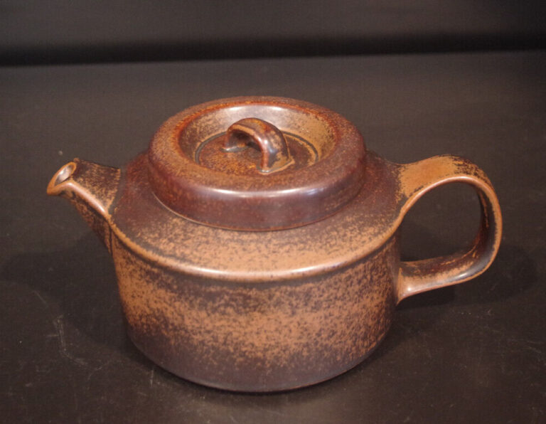 Read more about the article Arabia Finland RUSKA Stoneware Teapot No Infuser