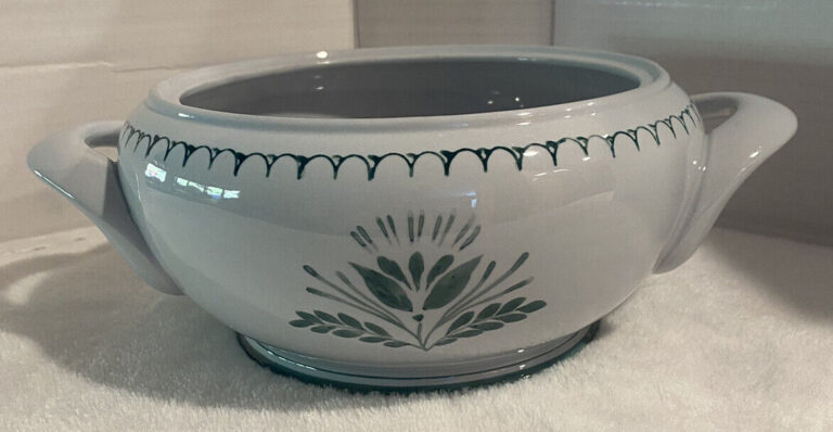 Read more about the article ARABIA FINLAND GREEN THISTLE HAND PAINTED ROUND VEGETABLE CASSEROLE SOUP TUREEN