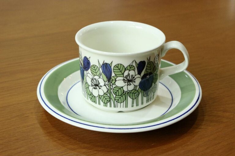 Read more about the article Arabia Krokus Cup Saucer Arabic Crocus Nordic Vintage Sweden Lisa Larson Iiittal