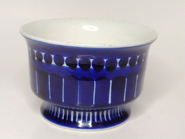 Read more about the article Vintage Arabia Finland Valencia Blue Sugar Bowl