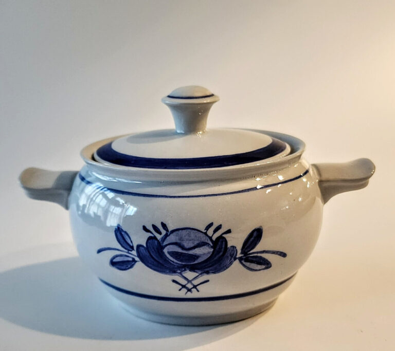 Read more about the article Arabia Finland Blue Rose Oval Sugar Bowl w/Lid and Handles Handpainted Ceramic