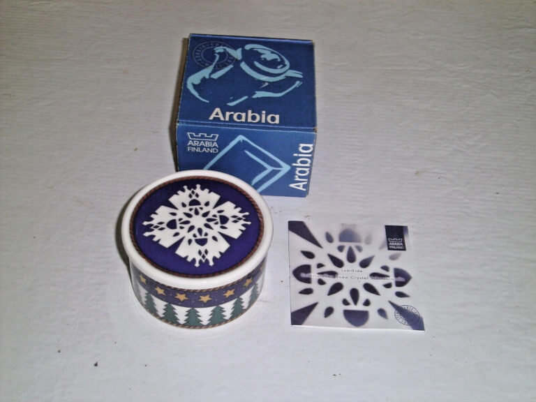Read more about the article SNOW CRYSTAL Trinket Box Christmas/Winter ARABIA Finland Tove Slotte 1998 NEW