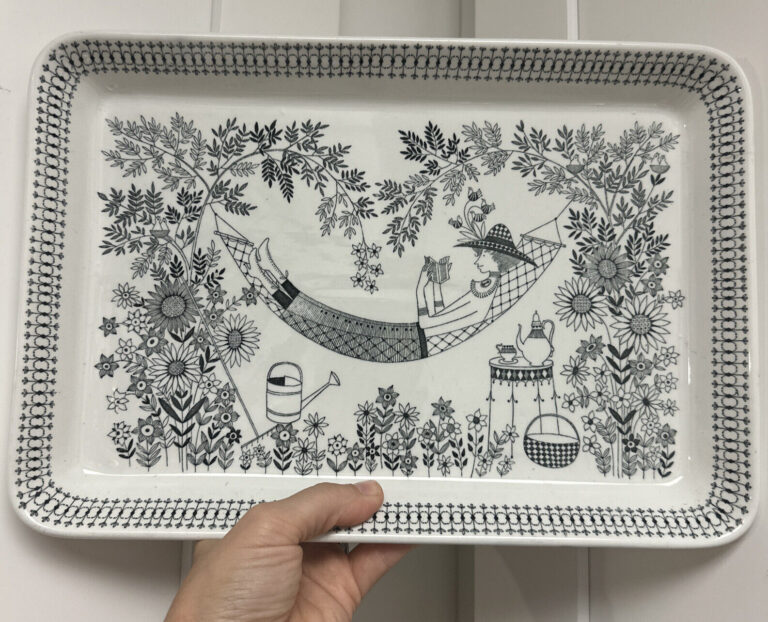 Read more about the article RARE Arabia of Finland Platter Plate Rectangle Emilia Pattern Garden Tea Party