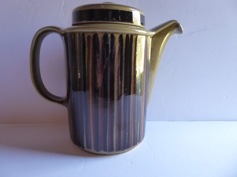 Read more about the article Vintage Arabia Kosmos Coffee/Tea Pot Made In Finland MCM 1960’s!