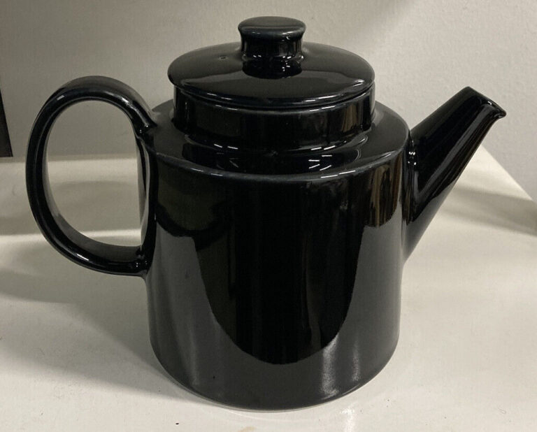 Read more about the article Vintage Original Arabia Finland MCM Pottery Teema Black Teapot/Coffee Pot W/Lid