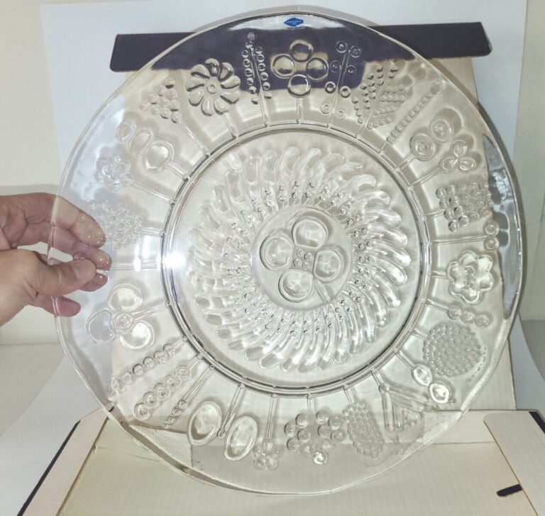 Read more about the article Arabia Nuutajarvi Oiva Toikka Flora Large Glass Platter In Box 15.5″ NOS Finland