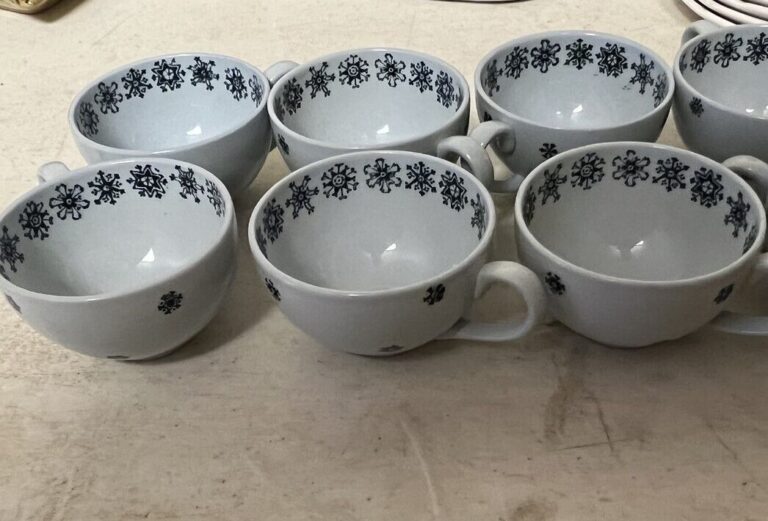 Read more about the article 7 Arabia Made in Finland Snowflake Demitasse Cups Only