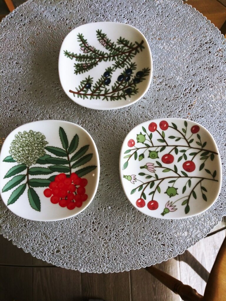 Read more about the article Set of 3 Vintage Arabia Finland 4.75″ Plates Lapin Market Berries from Lapland