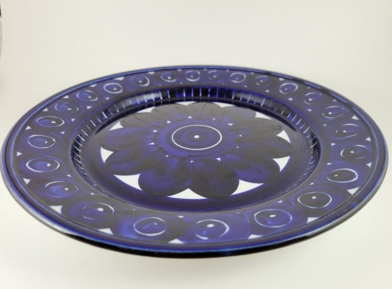 Read more about the article Valencia by Arabia of Finland Two 10″ Dinner plates  Designed by Ulla Procope