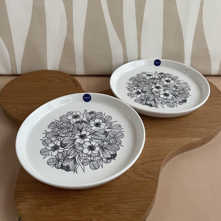 Read more about the article Set Of 2 Arabia Krokus Crocus Plates