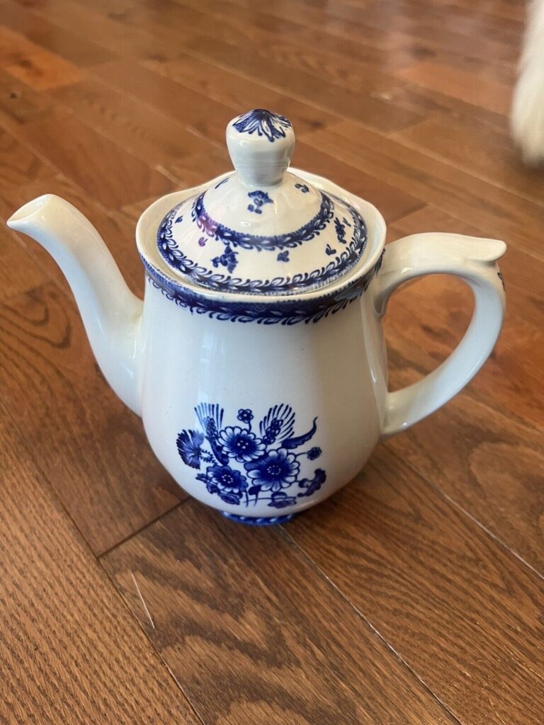 Read more about the article Vintage ARABIA Finland FINN FLOWER BLUE 4 Cup COFFEE POT 1955-70 Excellent!